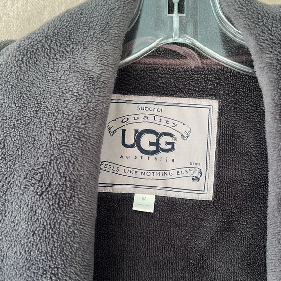 UGG robe. Size medium. Grey. - Picture 2 of 7